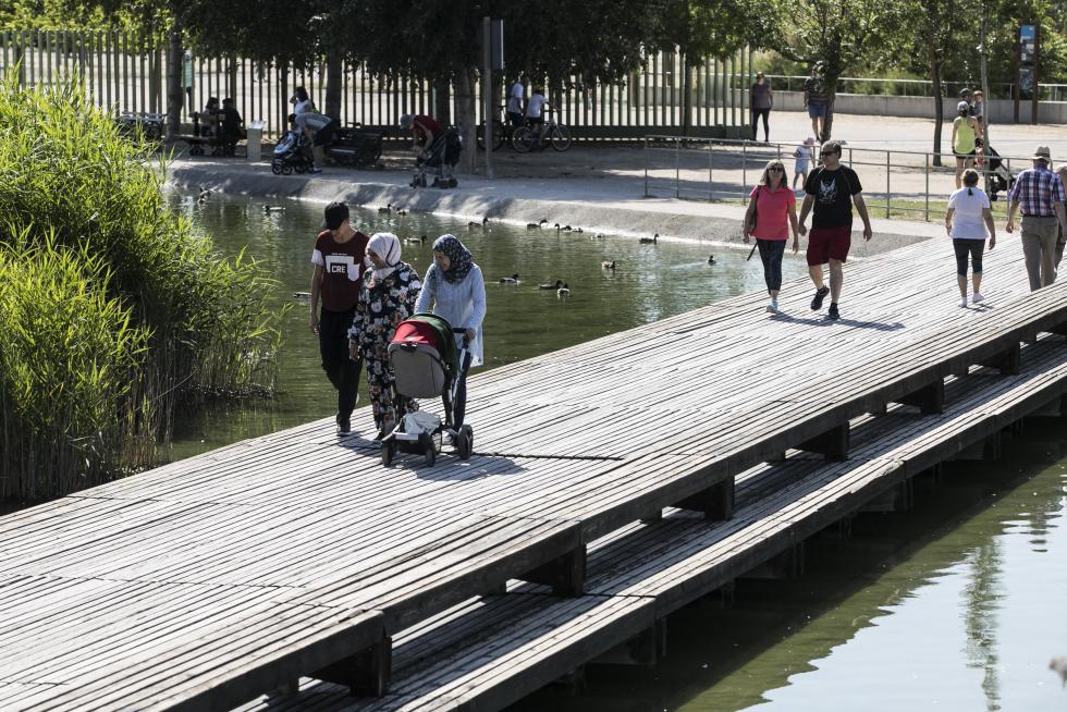 Las riberas del Ebro y el Parque del Agua de Zaragoza se han llenado de paseantes, deportistas, bicis y patines
