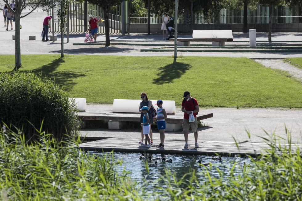 Las riberas del Ebro y el Parque del Agua de Zaragoza se han llenado de paseantes, deportistas, bicis y patines