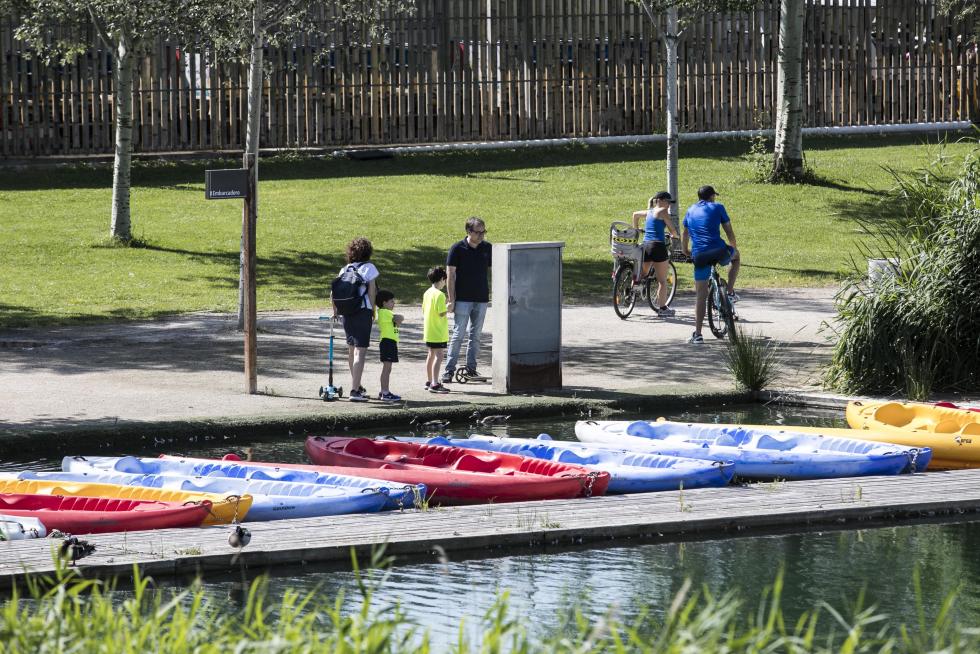 Las riberas del Ebro y el Parque del Agua de Zaragoza se han llenado de paseantes, deportistas, bicis y patines