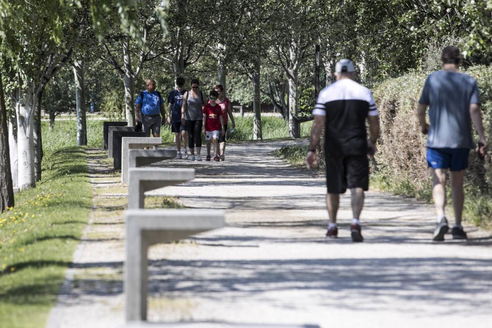 Las riberas del Ebro y el Parque del Agua de Zaragoza se han llenado de paseantes, deportistas, bicis y patines