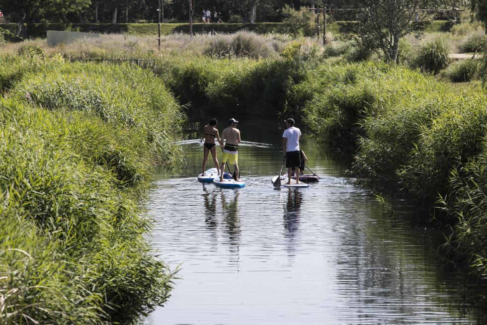 Las riberas del Ebro y el Parque del Agua de Zaragoza se han llenado de paseantes, deportistas, bicis y patines