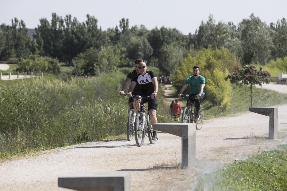 Las riberas del Ebro y el Parque del Agua de Zaragoza se han llenado de paseantes, deportistas, bicis y patines
