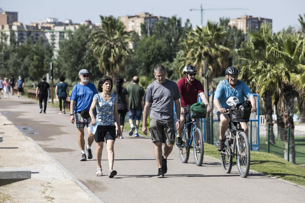 Las riberas del Ebro y el Parque del Agua de Zaragoza se han llenado de paseantes, deportistas, bicis y patines