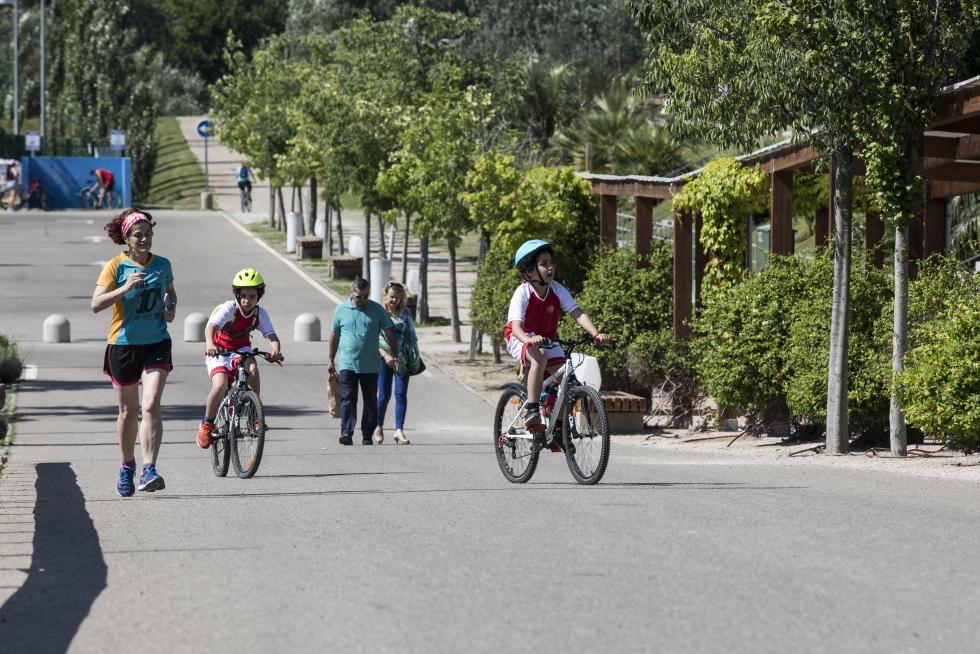 Las riberas del Ebro y el Parque del Agua de Zaragoza se han llenado de paseantes, deportistas, bicis y patines