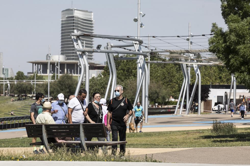 Las riberas del Ebro y el Parque del Agua de Zaragoza se han llenado de paseantes, deportistas, bicis y patines