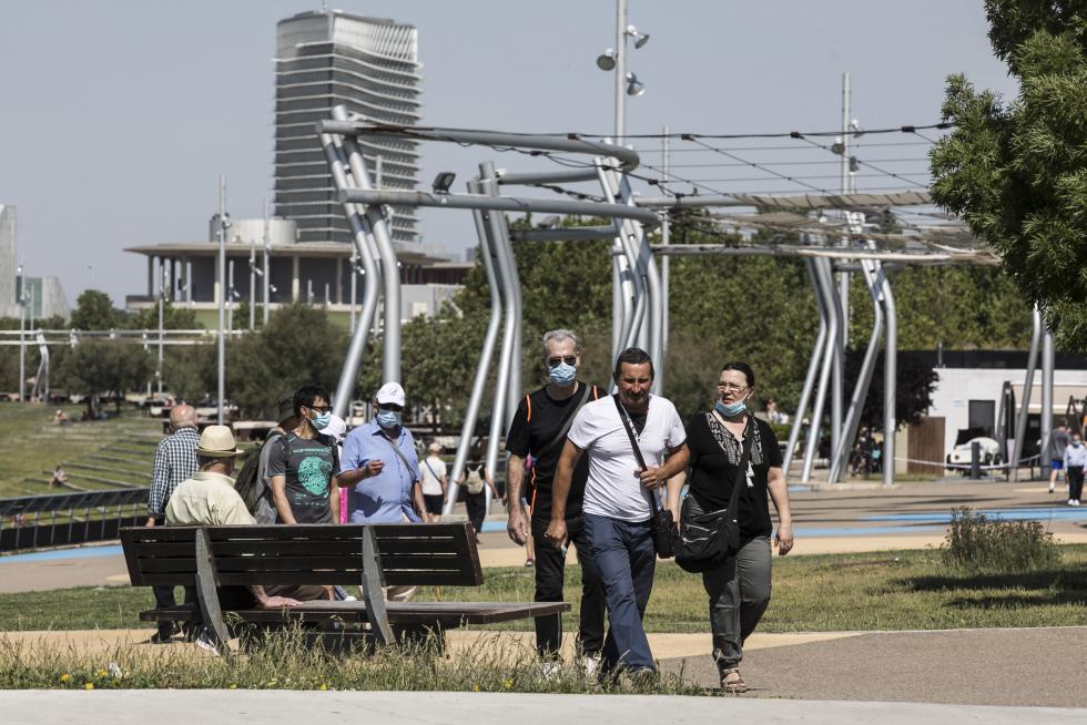 Las riberas del Ebro y el Parque del Agua de Zaragoza se han llenado de paseantes, deportistas, bicis y patines
