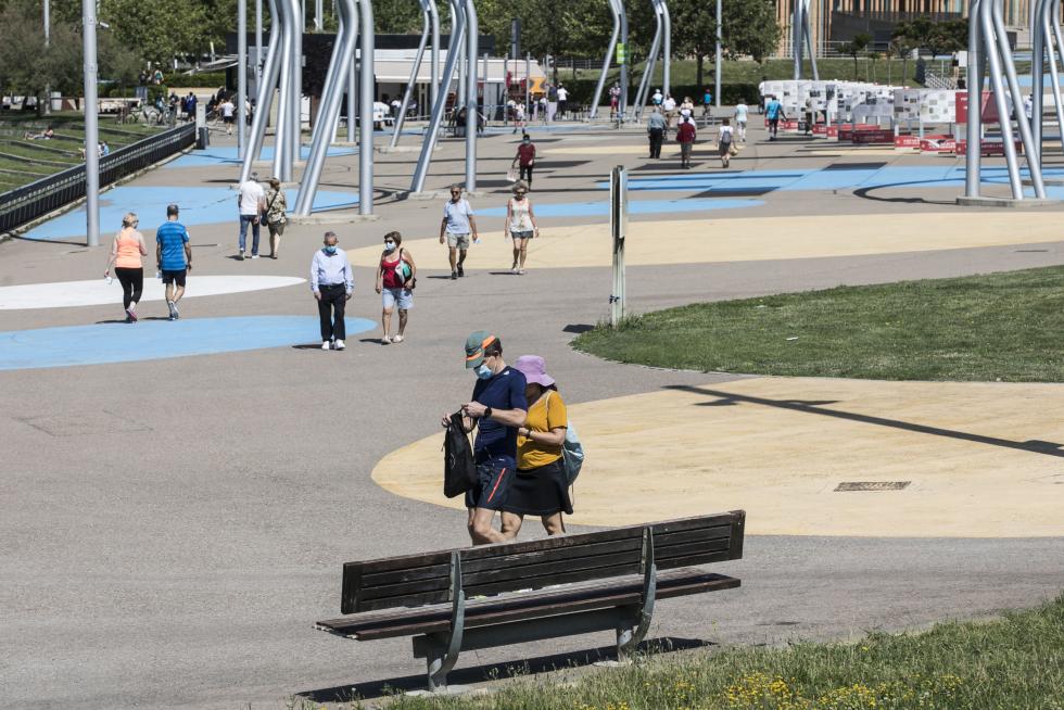 Las riberas del Ebro y el Parque del Agua de Zaragoza se han llenado de paseantes, deportistas, bicis y patines