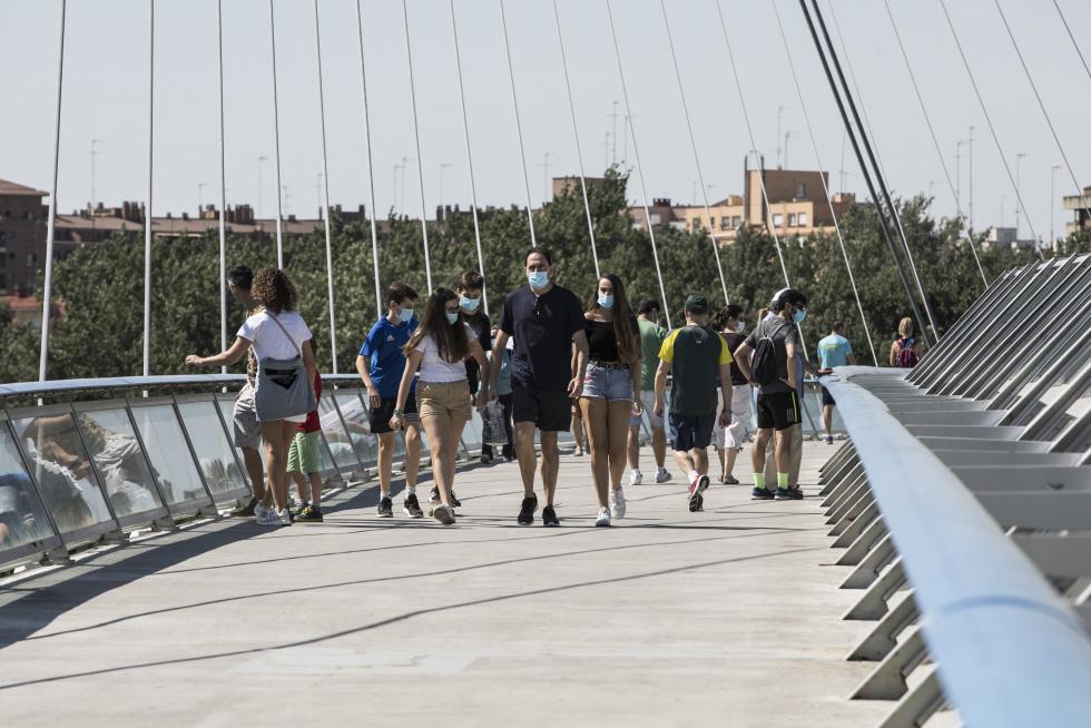 Las riberas del Ebro y el Parque del Agua de Zaragoza se han llenado de paseantes, deportistas, bicis y patines