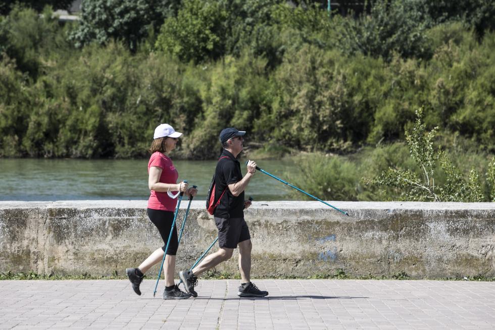 Las riberas del Ebro y el Parque del Agua de Zaragoza se han llenado de paseantes, deportistas, bicis y patines