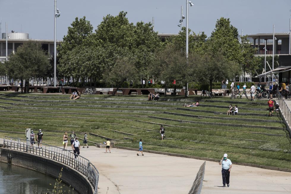 Las riberas del Ebro y el Parque del Agua de Zaragoza se han llenado de paseantes, deportistas, bicis y patines