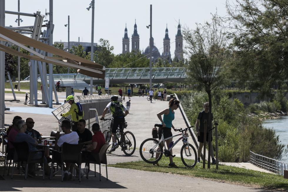 Las riberas del Ebro y el Parque del Agua de Zaragoza se han llenado de paseantes, deportistas, bicis y patines
