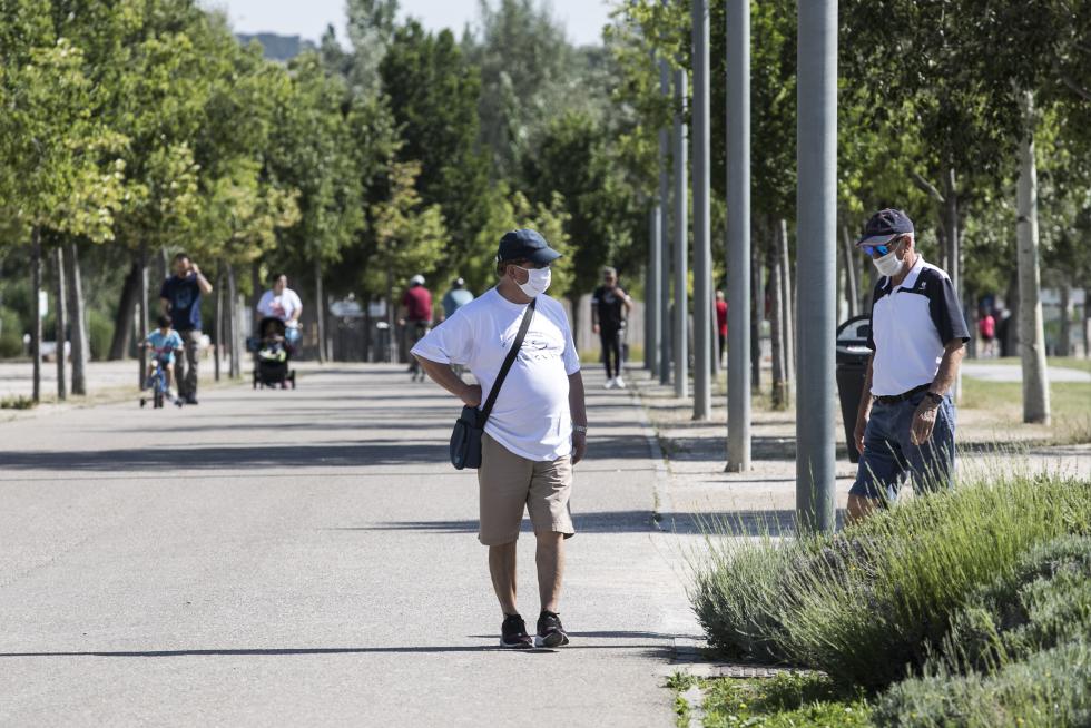 Las riberas del Ebro y el Parque del Agua de Zaragoza se han llenado de paseantes, deportistas, bicis y patines