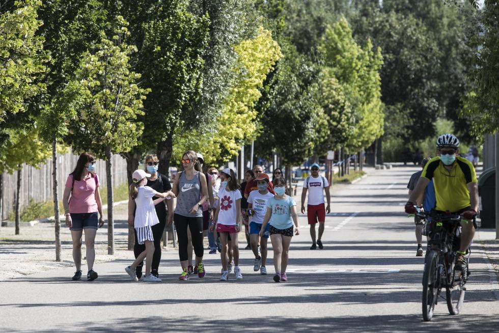 Las riberas del Ebro y el Parque del Agua de Zaragoza se han llenado de paseantes, deportistas, bicis y patines