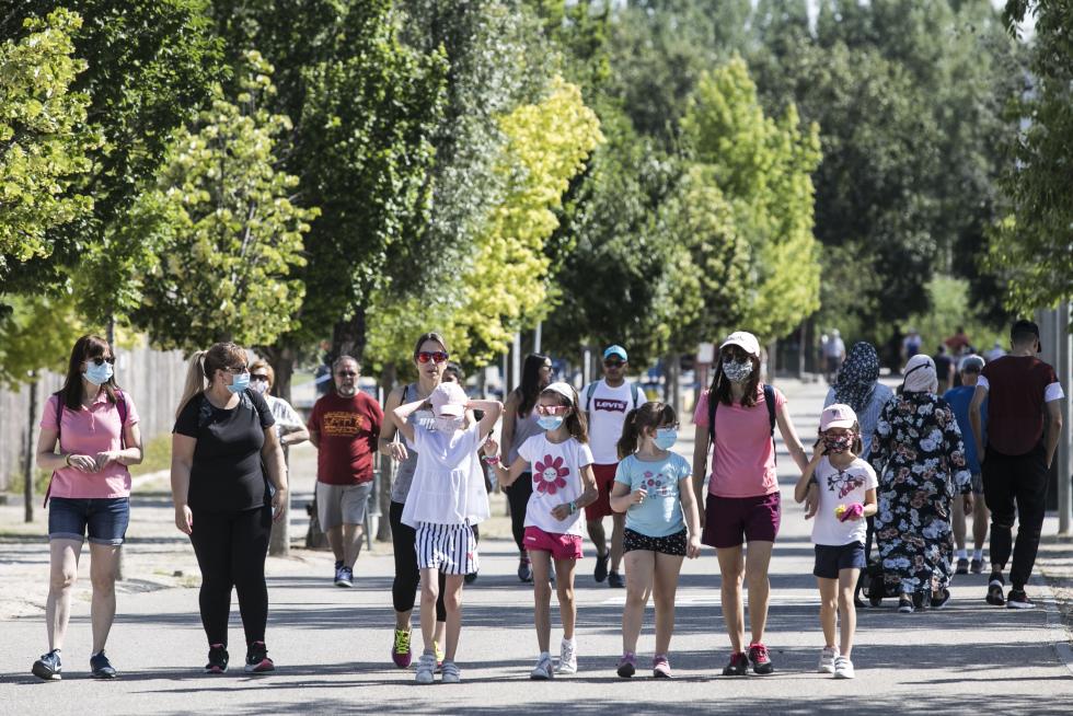Las riberas del Ebro y el Parque del Agua de Zaragoza se han llenado de paseantes, deportistas, bicis y patines