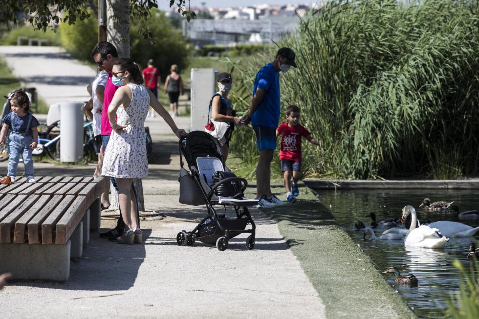 Las riberas del Ebro y el Parque del Agua de Zaragoza se han llenado de paseantes, deportistas, bicis y patines