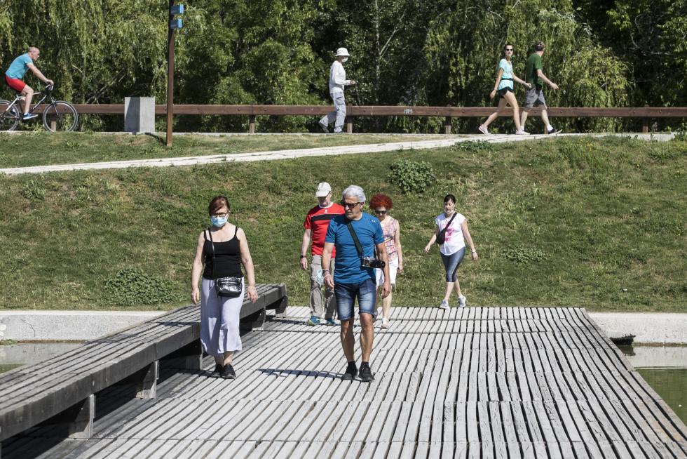 Las riberas del Ebro y el Parque del Agua de Zaragoza se han llenado de paseantes, deportistas, bicis y patines