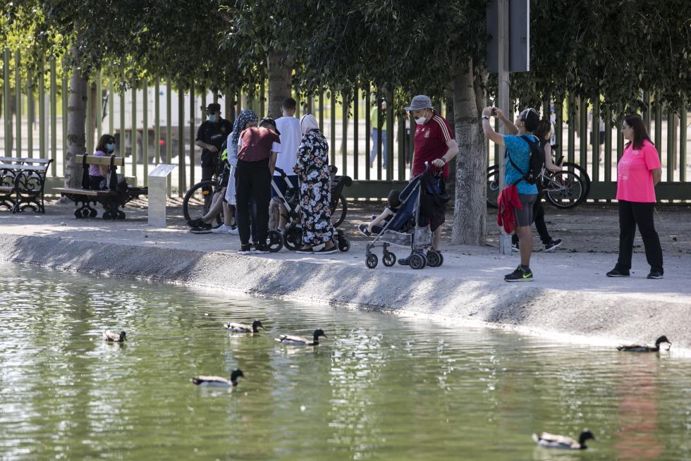 Las riberas del Ebro y el Parque del Agua de Zaragoza se han llenado de paseantes, deportistas, bicis y patines