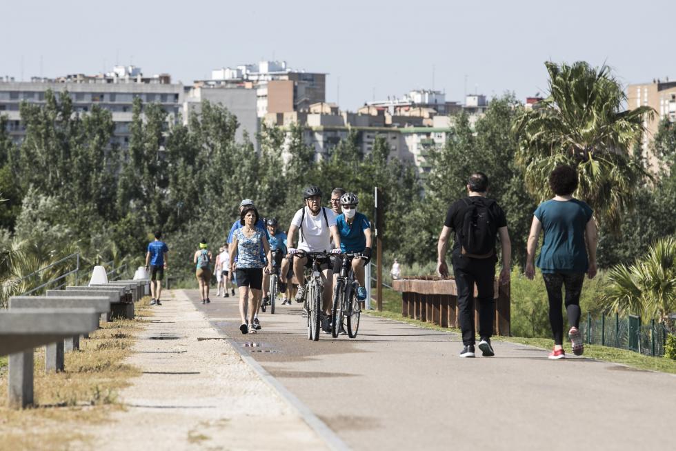 Las riberas del Ebro y el Parque del Agua de Zaragoza se han llenado de paseantes, deportistas, bicis y patines