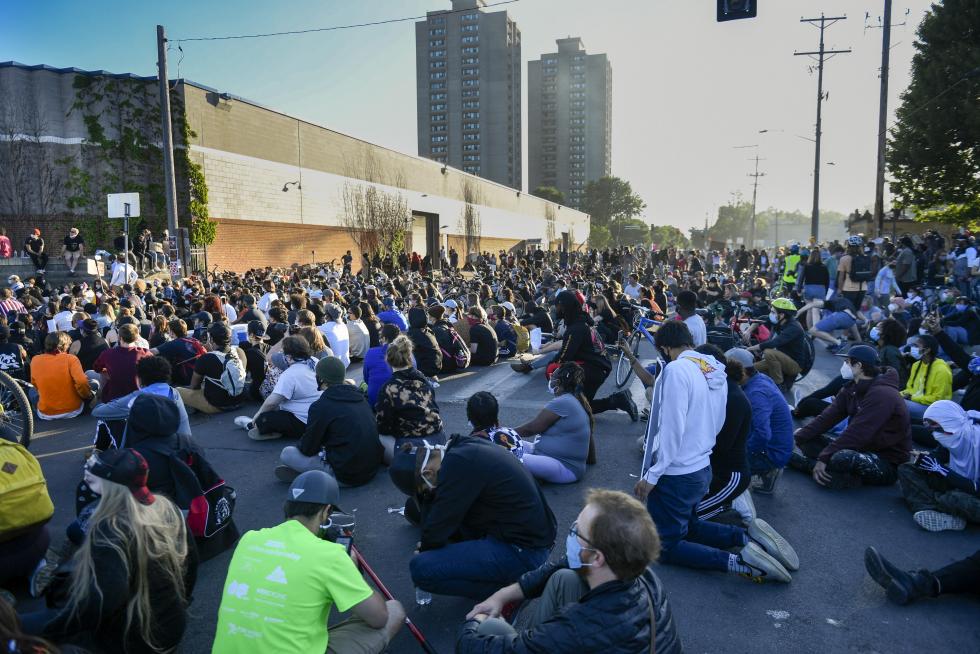 Minneapolis (United States), 31/05/2020.- A protesters hands out plastic flowers as they demonstrate during the fifth day of protests over the arrest of George Floyd, who later died in police custody, in Minneapolis, Minnesota, USA, 30 May 2020. A bystander's video posted online on 25 May, appeared to show George Floyd, 46, pleading with arresting officers that he couldn't breathe as an officer knelt on his neck. The unarmed black man later died in police custody. (Protestas, Estados Unidos) EFE/EPA/CRAIG LASSIG Minneapolis Police Abuse Protest