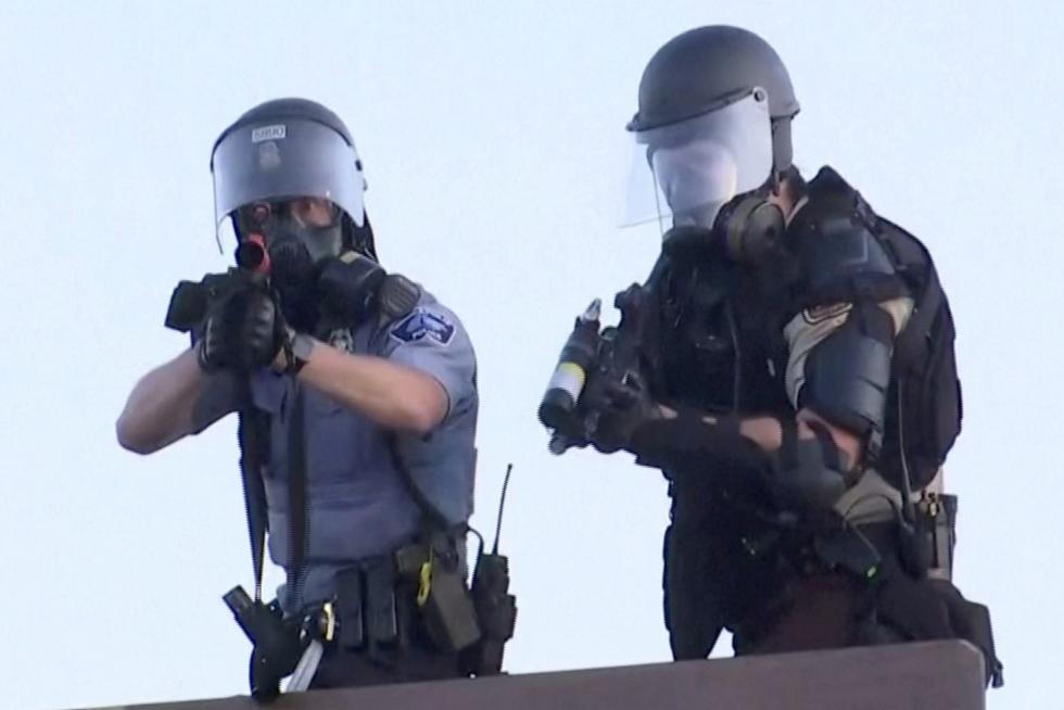 Minneapolis (United States), 30/05/2020.- Protesters react to tear gas as they demonstrate during the fifth day of protests over the arrest of George Floyd, who later died in police custody, in Minneapolis, Minnesota, USA, 30 May 2020. A bystander's video posted online on 25 May, appeared to show George Floyd, 46, pleading with arresting officers that he couldn't breathe as an officer knelt on his neck. The unarmed black man later died in police custody. (Protestas, Estados Unidos) EFE/EPA/TANNEN MAURY Police abuse protest in wake of George Floyd death in Minneapolis