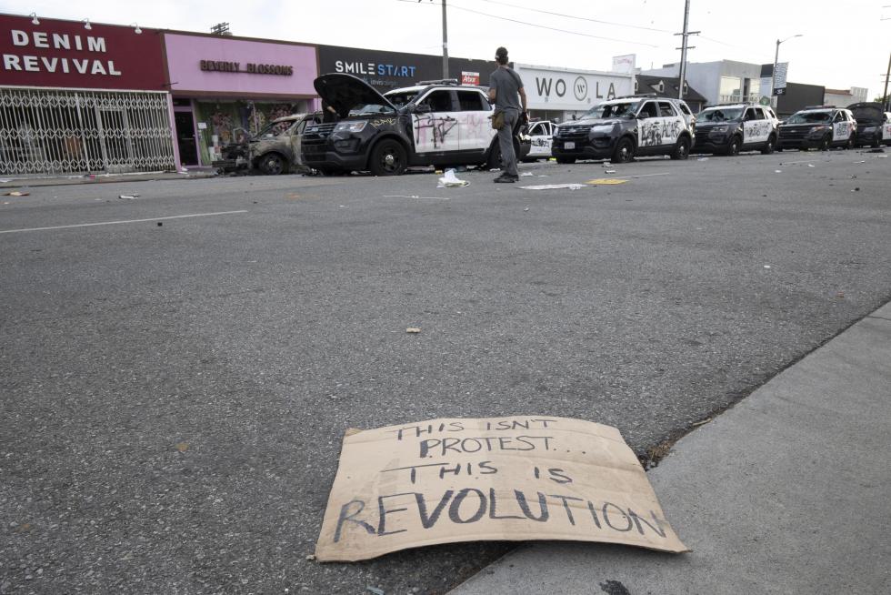 Los Angeles (United States), 31/05/2020.- Clothing store mannequins are shown amidst broken glass at a looted shop on Melrose Avenue as unrest grows across the US due to the police killing of George Floyd in Los Angeles, California USA, 30 May 2020. Rioters burned scores of police cars and broke into multiple businesses in the area. (Protestas, Disturbios, Estados Unidos) EFE/EPA/EUGENE GARCIA Riots and looting in Los Angeles after George Floyd killing