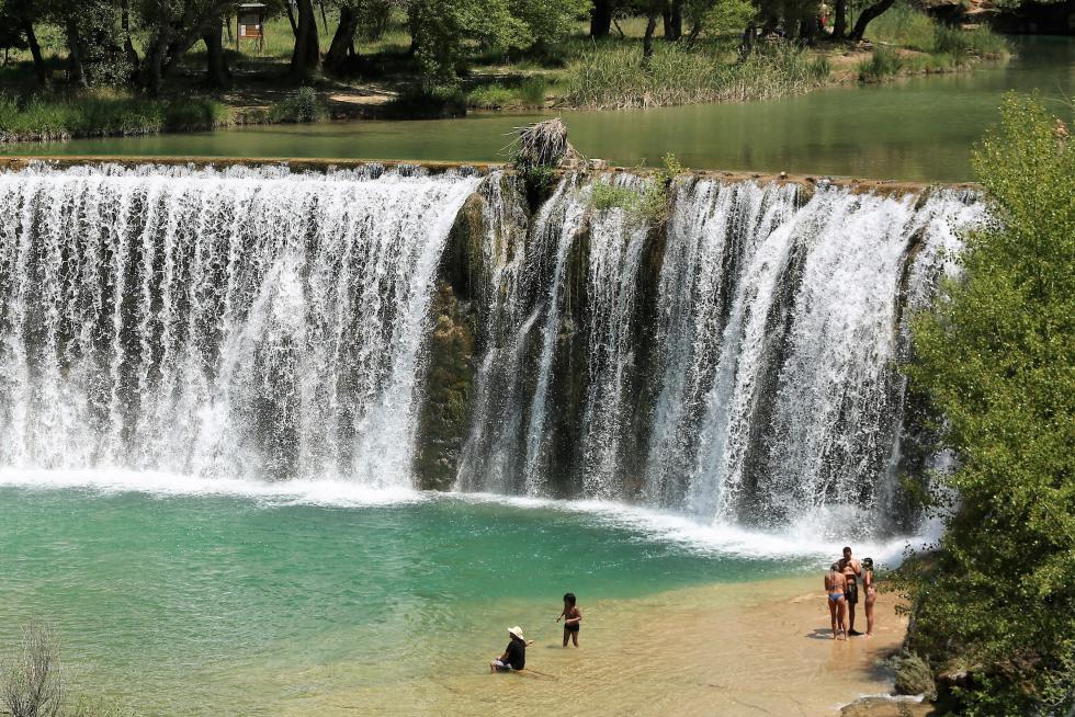 Turistas en el salto de Bierge.