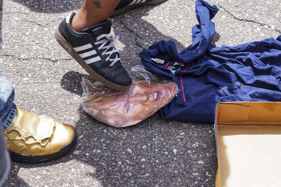 Boston (United States), 30/05/2020.- A protester wearing a Trump 2020 shirt, dances in front of a counter protester holding a sign that reads 'Covid 19 is Deadly Trump/Pence Regime is making it deadlier #outnow', in front of the Massachusetts Statehouse, in Boston, Massachusetts, USA, 30 May 2020. Massachusetts Governor has introduced a four phase plan to reopen the state in an effort to control the spread of the COVID-19 coronavirus disease. (Protestas, Abierto, Estados Unidos) EFE/EPA/CJ GUNTHER Protest for and against the reopneing the Commonwealth of Massachusetts
