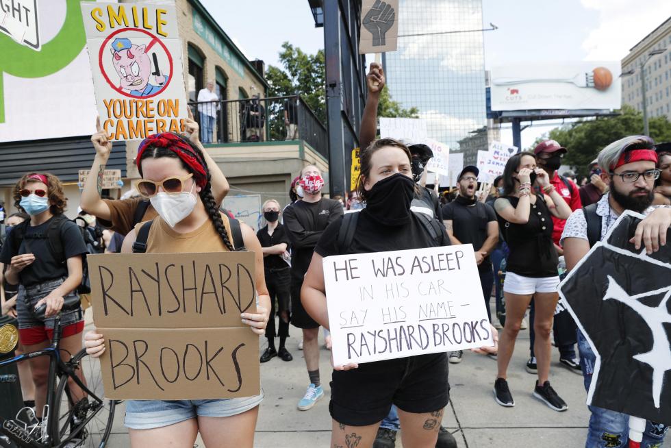 Atlanta (United States), 13/06/2020.- Protesters gather at Centennial Olympic Park after an overnight Atlanta Police Department officer-involved shooting which left a black man dead at a Wendy's restaurant in Atlanta, Georgia, USA, 13 June 2020. The Georgia Bureau of Investigation (GBI) is probing the shooting death of Rayshard Brooks, 27, after a reported struggle with officers ensued during which a Taser was used late 12 June 2020. The investigation by the GBI into the police involved shooting is the 48th in Georgia the agency has been asked to look into during 2020. (Protestas, Estados Unidos) EFE/EPA/ERIK S. LESSER Black man shot and killed during incident with the Atlanta Police Department