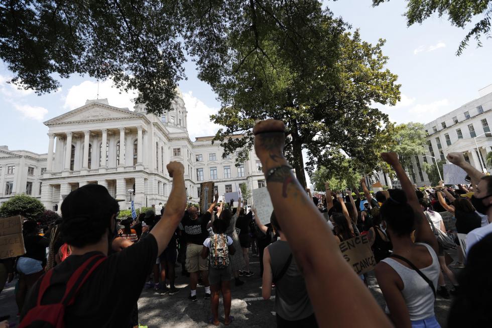 Atlanta (United States), 13/06/2020.- Protesters march near the Georgia Capitol after an overnight Atlanta Police Department officer-involved shooting which left a black man dead at a Wendy's restaurant in Atlanta, Georgia, USA, 13 June 2020. The Georgia Bureau of Investigation (GBI) is probing the shooting death of Rayshard Brooks, 27, after a reported struggle with officers ensued during which a Taser was used late 12 June 2020. The investigation by the GBI into the police involved shooting is the 48th in Georgia the agency has been asked to look into during 2020. (Protestas, Estados Unidos) EFE/EPA/ERIK S. LESSER Black man shot and killed during incident with the Atlanta Police Department