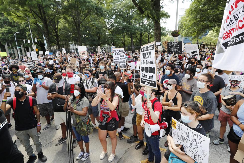 Atlanta (United States), 13/06/2020.- Protesters march near the Georgia Capitol after an overnight Atlanta Police Department officer-involved shooting which left a black man dead at a Wendy's restaurant in Atlanta, Georgia, USA, 13 June 2020. The Georgia Bureau of Investigation (GBI) is probing the shooting death of Rayshard Brooks, 27, after a reported struggle with officers ensued during which a Taser was used late 12 June 2020. The investigation by the GBI into the police involved shooting is the 48th in Georgia the agency has been asked to look into during 2020. (Protestas, Estados Unidos) EFE/EPA/ERIK S. LESSER Black man shot and killed during incident with the Atlanta Police Department