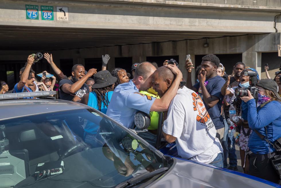 Atlanta (United States), 13/06/2020.- Protesters march near the Georgia Capitol after an overnight Atlanta Police Department officer-involved shooting which left a black man dead at a Wendy's restaurant in Atlanta, Georgia, USA, 13 June 2020. The Georgia Bureau of Investigation (GBI) is probing the shooting death of Rayshard Brooks, 27, after a reported struggle with officers ensued during which a Taser was used late 12 June 2020. The investigation by the GBI into the police involved shooting is the 48th in Georgia the agency has been asked to look into during 2020. (Protestas, Estados Unidos) EFE/EPA/ERIK S. LESSER Black man shot and killed during incident with the Atlanta Police Department