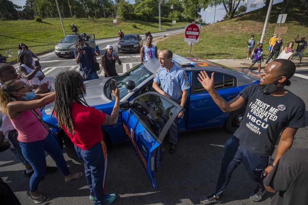 Atlanta (United States), 13/06/2020.- Georgia State Patrol Trooper Corporal S. Stone (L) hugs a protester who calmed other angry protesters near the scene of an overnight Atlanta Police Department officer involved shooting which left a black man dead at a Wendy's restaurant in Atlanta, Georgia, USA, 13 June 2020. Atlanta Police Chief Erika Shields has stepped down in the wake of the shooting. The Georgia Bureau of Investigation is looking into the shooting of Rayshard Brooks, 27, after a reported struggle with officers ensued during which a Taser was used late 12 June 2020. (Protestas, Estados Unidos) EFE/EPA/ERIK S. LESSER Black man shot and killed during incident with the Atlanta Police Department