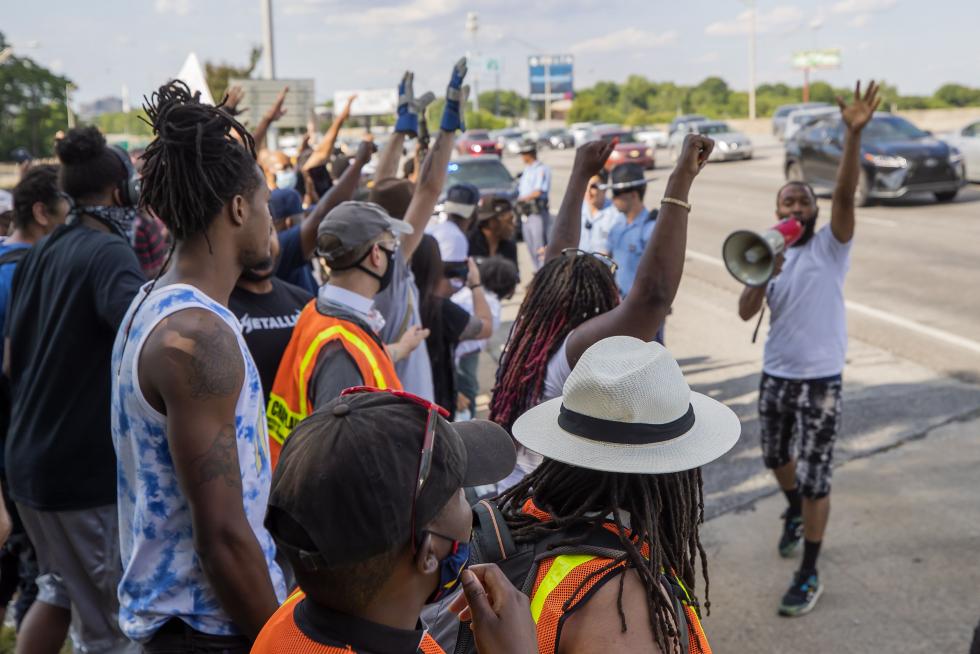 Atlanta (United States), 13/06/2020.- Georgia State Patrol Trooper Corporal S. Stone is surrounded by angry protesters near the scene of an overnight Atlanta Police Department officer involved shooting which left a black man dead at a Wendy's restaurant in Atlanta, Georgia, USA, 13 June 2020. Atlanta Police Chief Erika Shields has stepped down in the wake of the shooting. The Georgia Bureau of Investigation is looking into the shooting of Rayshard Brooks, 27, after a reported struggle with officers ensued during which a Taser was used late 12 June 2020. (Protestas, Estados Unidos) EFE/EPA/ERIK S. LESSER Black man shot and killed during incident with the Atlanta Police Department