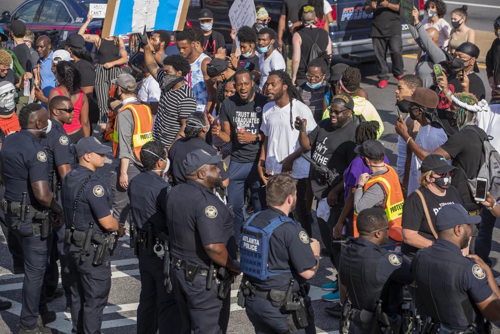 Atlanta (United States), 13/06/2020.- Georgia State Patrol troopers work to keep protesters off the Interstate 75-85 Downtown Connector highway near the scene of an overnight Atlanta Police shooting which left a black man dead at a Wendy's restaurant in Atlanta, Georgia, USA, 13 June 2020. Atlanta Police Chief Erika Shields has stepped down in the wake of the shooting. The Georgia Bureau of Investigation is looking into the shooting of Rayshard Brooks, 27, after a reported struggle with officers ensued during which a Taser was used late 12 June 2020. (Protestas, Estados Unidos) EFE/EPA/ERIK S. LESSER Black man shot and killed during incident with the Atlanta Police Department