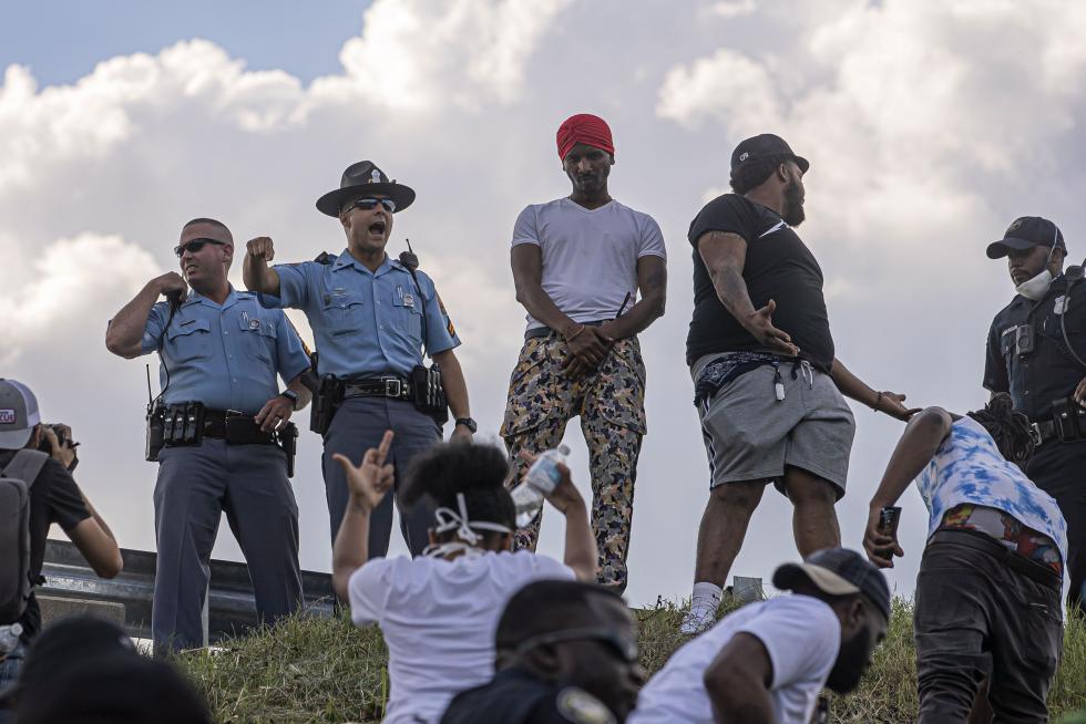 Atlanta (United States), 13/06/2020.- Protesters confront officers with the Atlanta Police Department near the scene of an overnight police shooting which left a black man dead at a Wendy's restaurant in Atlanta, Georgia, USA, 13 June 2020. Atlanta Police Chief Erika Shields has stepped down in the wake of the shooting. The Georgia Bureau of Investigation is looking into the shooting of Rayshard Brooks, 27, after a reported struggle with officers ensued during which a Taser was used late 12 June 2020. (Protestas, Estados Unidos) EFE/EPA/ERIK S. LESSER Black man shot and killed during incident with the Atlanta Police Department