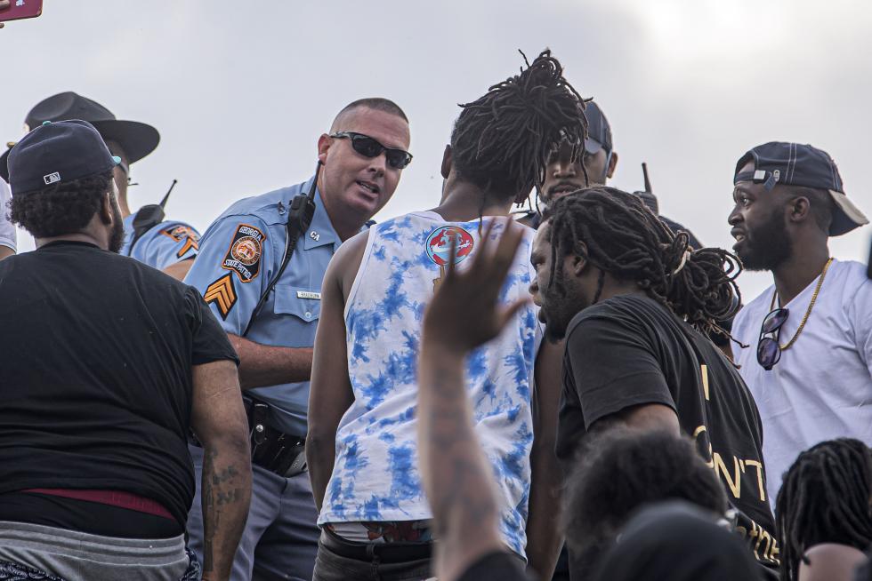 Atlanta (United States), 13/06/2020.- Georgia State Patrol troopers work to keep protesters off the Interstate 75-85 Downtown Connector highway near the scene of an overnight Atlanta Police shooting which left a black man dead at a Wendy's restaurant in Atlanta, Georgia, USA, 13 June 2020. Atlanta Police Chief Erika Shields has stepped down in the wake of the shooting. The Georgia Bureau of Investigation is looking into the shooting of Rayshard Brooks, 27, after a reported struggle with officers ensued during which a Taser was used late 12 June 2020. (Protestas, Estados Unidos) EFE/EPA/ERIK S. LESSER Black man shot and killed during incident with the Atlanta Police Department