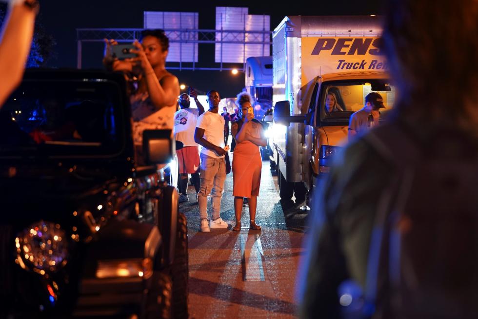 Atlanta (United States), 13/06/2020.- Georgia State Patrol troopers work to keep protesters off the Interstate 75-85 Downtown Connector highway near the scene of an overnight Atlanta Police shooting which left a black man dead at a Wendy's restaurant in Atlanta, Georgia, USA, 13 June 2020. Atlanta Police Chief Erika Shields has stepped down in the wake of the shooting. The Georgia Bureau of Investigation is looking into the shooting of Rayshard Brooks, 27, after a reported struggle with officers ensued during which a Taser was used late 12 June 2020. (Protestas, Estados Unidos) EFE/EPA/ERIK S. LESSER Black man shot and killed during incident with the Atlanta Police Department