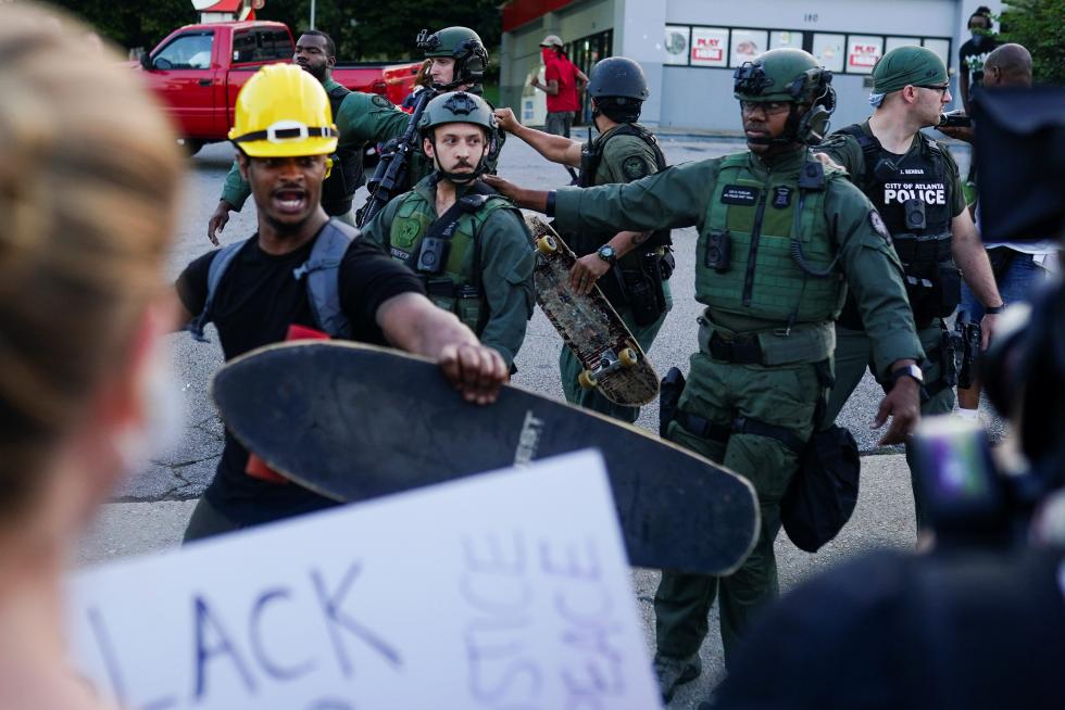 Protestas por la muerte de otro joven negro en Atlanta.