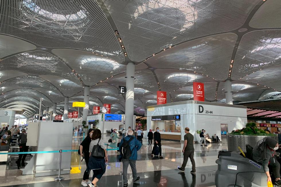 El ingeniero zaragozano Héctor Ochoa ha vuelto este miércoles a su ciudad después de tres meses atrapado por la pandemia en Trebisonda (Turquía). Así ha vivido la "nueva normalidad" en aeropuertos y estaciones de tren.