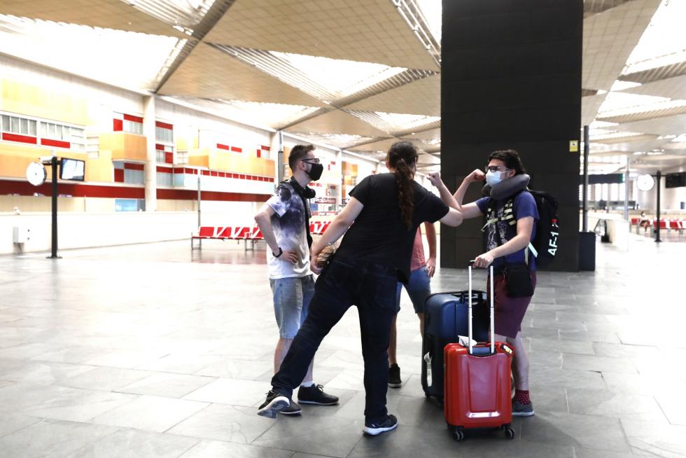 El ingeniero zaragozano Héctor Ochoa ha vuelto este miércoles a su ciudad después de tres meses atrapado por la pandemia en Trebisonda (Turquía). Así ha vivido la "nueva normalidad" en el aeropuerto de Barcelona.