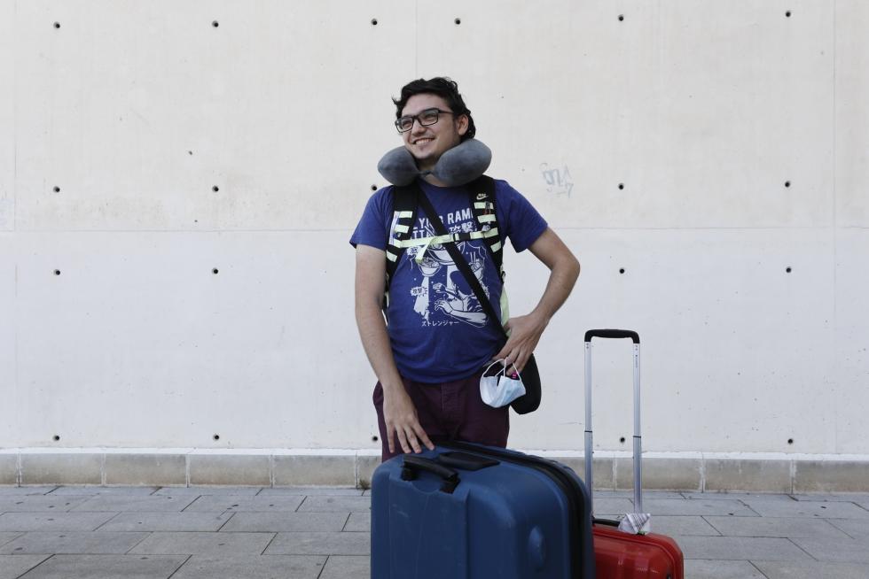 El ingeniero zaragozano Héctor Ochoa ha vuelto este miércoles a su ciudad después de tres meses atrapado por la pandemia en Trebisonda (Turquía). Así ha vivido la "nueva normalidad" en el aeropuerto de Barcelona.