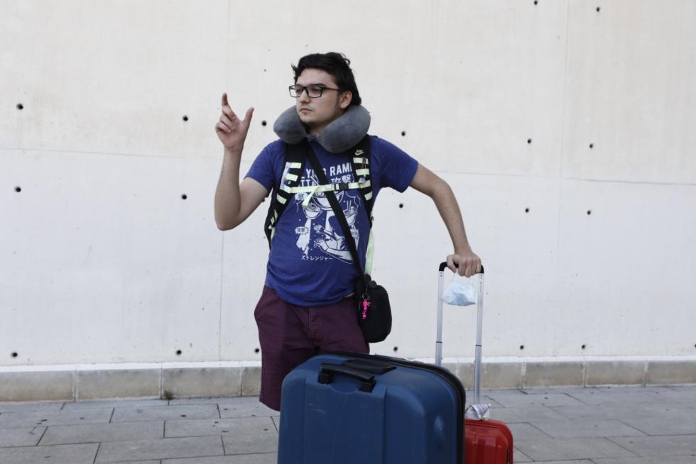 El ingeniero zaragozano Héctor Ochoa ha vuelto este miércoles a su ciudad después de tres meses atrapado por la pandemia en Trebisonda (Turquía). Así ha vivido la "nueva normalidad" en el aeropuerto de Barcelona.
