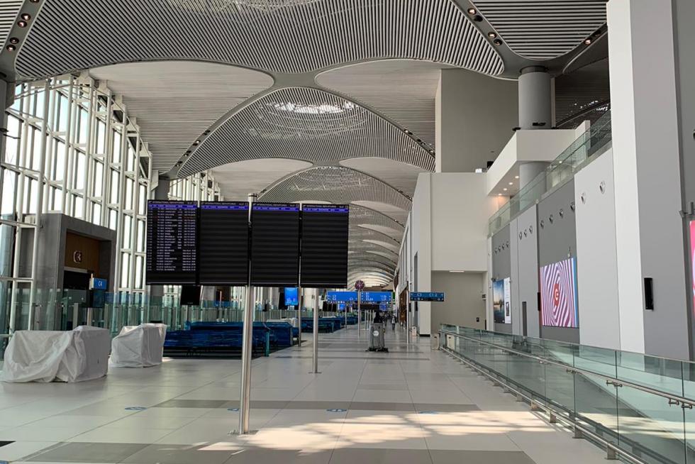 El ingeniero zaragozano Héctor Ochoa ha vuelto este miércoles a su ciudad después de tres meses atrapado por la pandemia en Trebisonda (Turquía). Así ha vivido la "nueva normalidad" en aeropuertos y estaciones de tren.