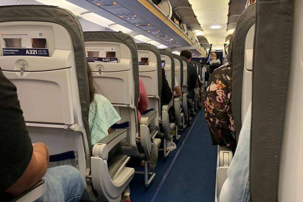 El ingeniero zaragozano Héctor Ochoa ha vuelto este miércoles a su ciudad después de tres meses atrapado por la pandemia en Trebisonda (Turquía). Así ha vivido la "nueva normalidad" en aeropuertos y estaciones de tren.