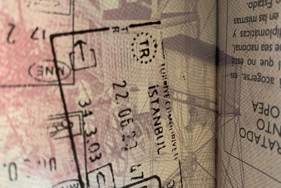 El ingeniero zaragozano Héctor Ochoa ha vuelto este miércoles a su ciudad después de tres meses atrapado por la pandemia en Trebisonda (Turquía). Así ha vivido la "nueva normalidad" en aeropuertos y estaciones de tren.