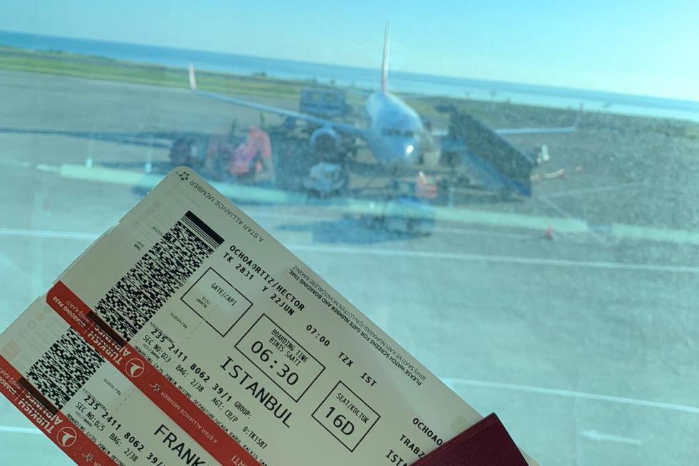 El ingeniero zaragozano Héctor Ochoa ha vuelto este miércoles a su ciudad después de tres meses atrapado por la pandemia en Trebisonda (Turquía). Así ha vivido la "nueva normalidad" en aeropuertos y estaciones de tren.