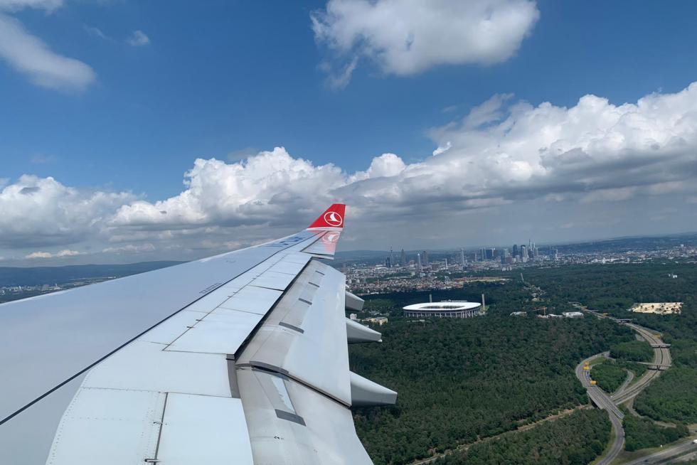 El ingeniero zaragozano Héctor Ochoa ha vuelto este miércoles a su ciudad después de tres meses atrapado por la pandemia en Trebisonda (Turquía). Así ha vivido la "nueva normalidad" en aeropuertos y estaciones de tren.