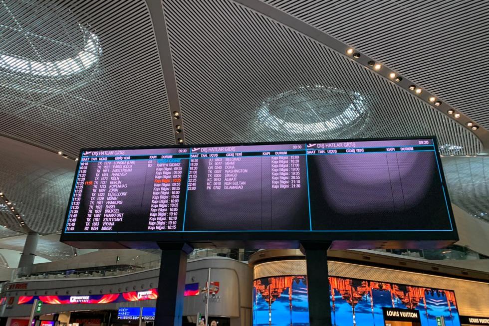 El ingeniero zaragozano Héctor Ochoa ha vuelto este miércoles a su ciudad después de tres meses atrapado por la pandemia en Trebisonda (Turquía). Así ha vivido la "nueva normalidad" en aeropuertos y estaciones de tren.