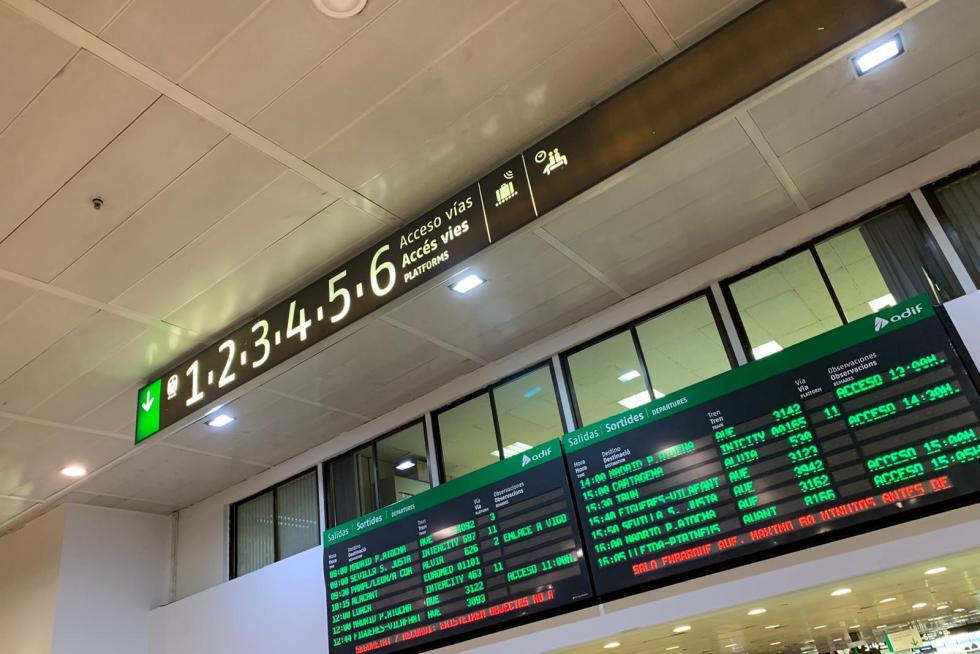 El ingeniero zaragozano Héctor Ochoa ha vuelto este miércoles a su ciudad después de tres meses atrapado por la pandemia en Trebisonda (Turquía). Así ha vivido la "nueva normalidad" en aeropuertos y estaciones de tren.