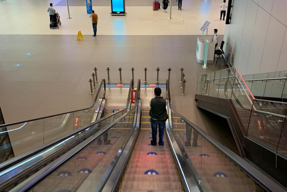 El ingeniero zaragozano Héctor Ochoa ha vuelto este miércoles a su ciudad después de tres meses atrapado por la pandemia en Trebisonda (Turquía). Así ha vivido la "nueva normalidad" en aeropuertos y estaciones de tren.